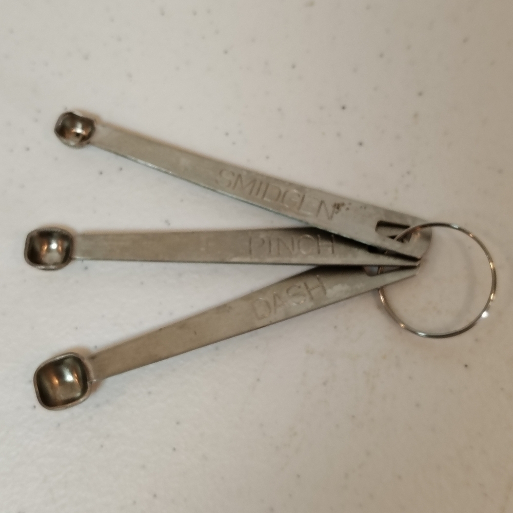 Vintage SMIDGEN PINCH DASH Measuring Spoons Metal Set 4''